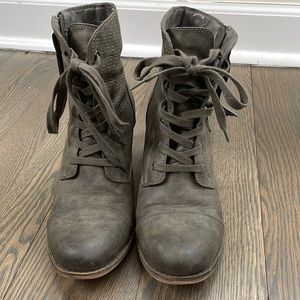 Roxy Surf Company women’s sz 9.5 boot, 2.5 inch heel. Zipper & laces